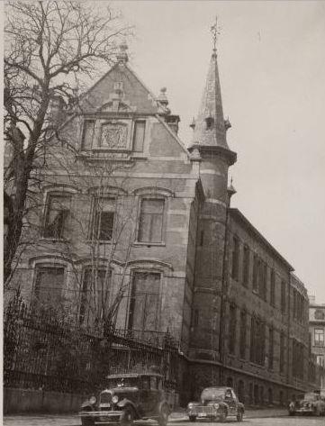 Foto van voor 1944, 1944 was de datum van het gebouw in lichte laaie te zetten In juni 1947 krijgen de architecten Valentin Vaerwyck (1882-1959) en Jean Hebbelynck (1892-1971) de opdracht een