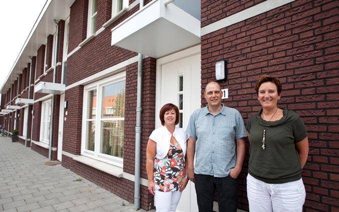 Op zoek naar een nieuwe woning Het is soms een puzzel Dertig gezinnen uit Helmond West hebben inmiddels hun intrek genomen in een nieuw huis. Zij woonden in een woning die gesloopt moet worden.