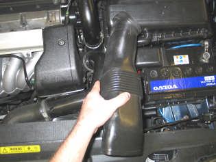 Feed the ovalised end of the cold air hose through the gap in the slam panel into the front grille vent and secure it in place using the plastic tie supplied. (Fig.20) 19.