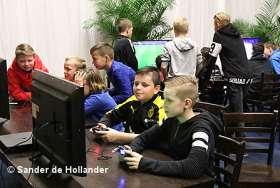 Alle technische voetbal skills konden nu goed gebruikt worden. Na afloop kregen de kinderen een zakje chips en weer wat drinken.