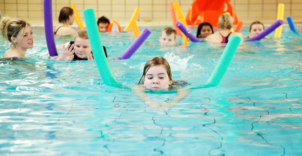 8.10 Schoolzwemmen Leerlingen uit enkele SO groepen en de SO en VSO IBL groepen krijgen zwemonderwijs in de vorm van natte gym, wat zich hoofdzakelijk beperkt tot watergewenning.