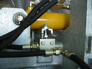 8. STORINGEN Machine wil niet zakken: A) Kogelkraan onder aan het hydraulisch blok zit dicht. Oplossing: kraan openen.