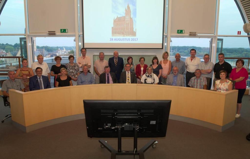 Jonghe (voorzitter), gemeentesecretaris Nele De Cleen, Geert Vandersickel, Eddie Van der Vieren en Lieve Truyman Van links naar rechts staand: Anne Marie Blommaert, Roger Troubleyn, Anne Boeykens,