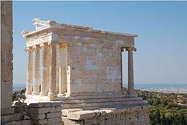 De Propyleeën De Propyleeën is een monumentale ingang naar de Acropolis bestaande uit verschillende poortgebouwen.