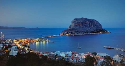 Dag 3 Monemvasia Monemvasia is een oud dorp gebouwd op een rotseiland bij de Peloponnesos. Vanuit Gefira kun de Monemvasia niet zien.