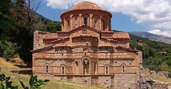 Mystras is een Byzantijnse stad dat in 1249 gebouwd is door de prins van Achaia. Op de top van een heuvel staat op 620 meter een kasteel met uitzicht op Sparta.