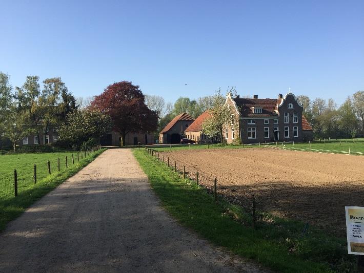 Ten noorden van de onderzoekslocatie is de openbare weg Vormerseweg gelegen met daarachter de Vormerseplas.