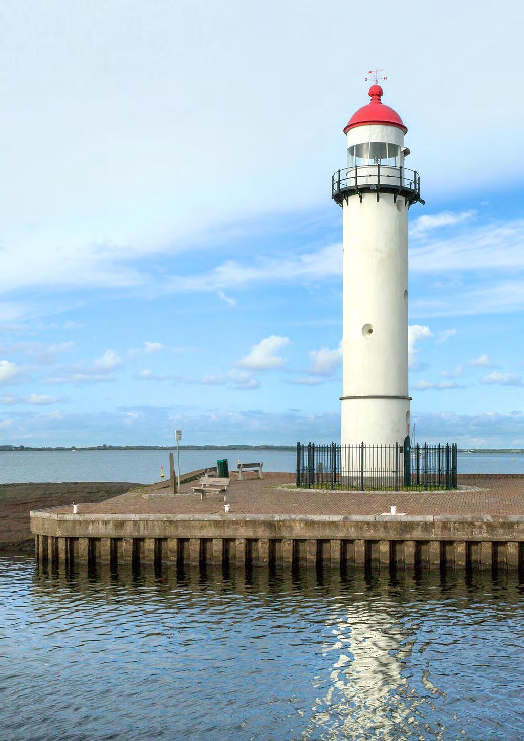 De vuurtoren van Hellevoetsluis op een heldere zomerdag.