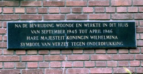 4 Plaquette Wilhelmina Nieuwe Parklaan 110 Deze plaquette herdenkt het feit dat Koningin Wilhelmina hier op Nieuwe Parklaan 110 vlak na de Tweede Wereldoorlog van 6 september 1945 tot 15 april
