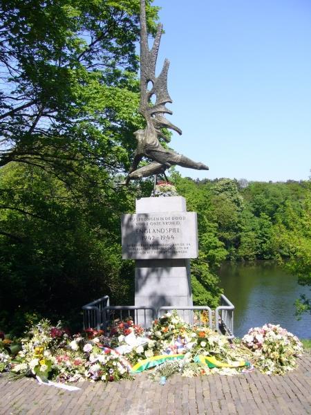7 Monument Englandspiel Hogeweg (driesprong). Aan de rand van de Scheveningse bosjes. Dit monument herinnert aan het contraspionagecomplot dat plaats vond tussen 1942 en 1944.