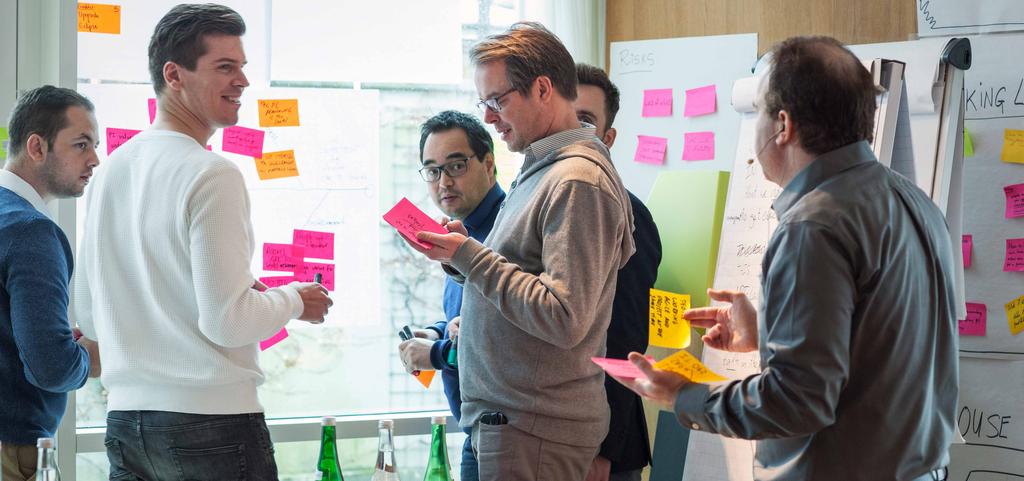 KENMERKEN VAN EEN AGILE TEAM Een team kan het beste de vruchten van een Agile werkwijze plukken, als het voldoet aan een aantal kenmerken: Multidisciplinair: alle disciplines die nodig zijn om van