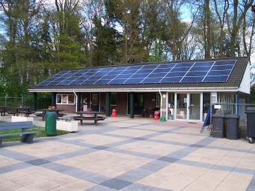 De accommoda e en de faciliteiten In mei 2017, kort na de opening van het seizoen, hebben wij 48 zonnepanelen geplaatst op het dak van De Zwaanstee.