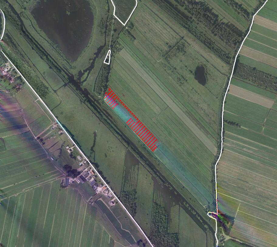 Figuur 12 ligging van H6410 blauwgraslanden in de Zouweboezem, deelgebied Polder Achthoven (rode arcering). De witte lijn geeft de begrenzing aan van het Natura 2000-gebied Zouweboezem.