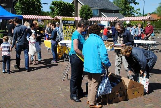 Boekenmarkt Op zaterdag 6 juni hadden we voor de vierde keer een boekenmarkt in Garyp. `s Ochtends werden twaalf pallets met dozen vol boeken afgeleverd op het Unicumplein.