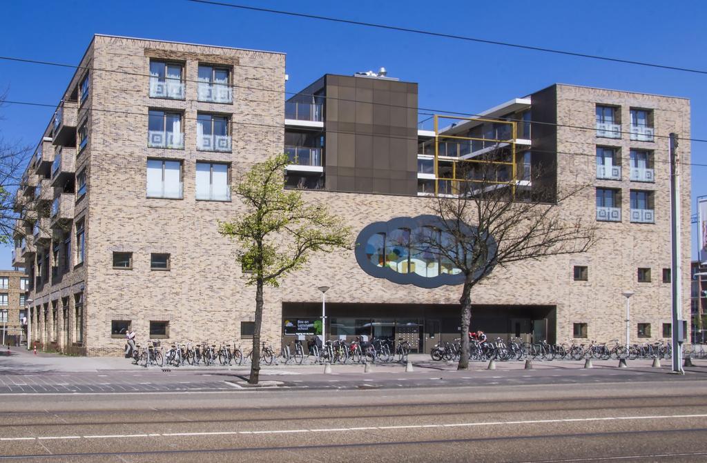 DE LEERMEESTER, EIGEN HAARD IN WEST Verouderde woonblokken maakten in de Kolenkitbuurt (Amsterdam West) plaats voor 73 splinternieuwe sociale huurwoningen en de Bos en Lommerschool.