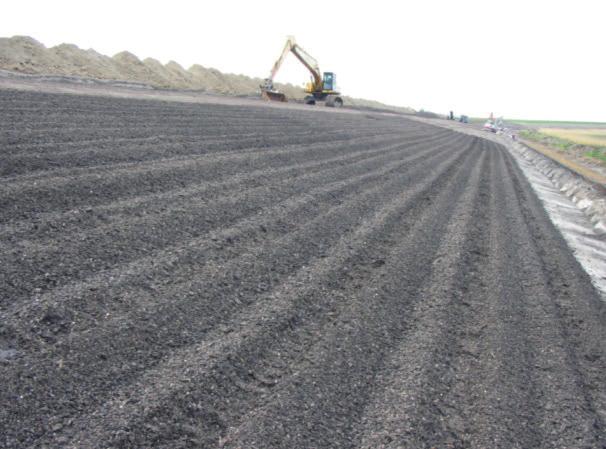 De laadbakken zijn aan de bovenzijde afgedicht met kleppen om afkoelen te voorkomen. Op het werk worden inrijbakken gebruikt als tussenopslag.