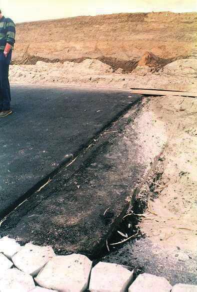 en gekleefd en wordt vervolgens het warme asfalt met overhoogte tegen de koude las aangebracht. Op deze manier ontstaat er geen naad die tot de ondergrond door treedt.