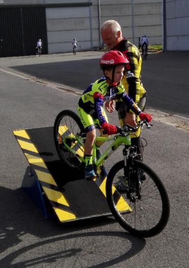 allerlei hindernissen en toestanden. Allerlei spelletjes ter afwisseling. Toertocht op bestaand MTB netwerk.