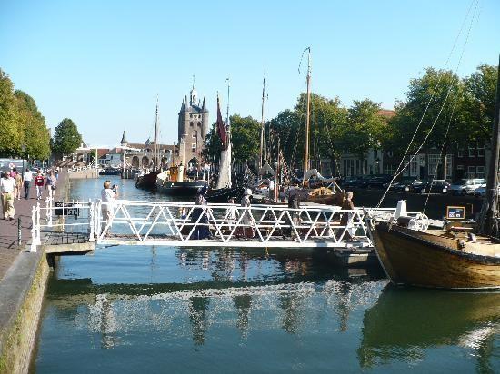 P A G I N A 3 Woensdag 11 juli Dagtrip naar Zierikzee De werkgroep Nieuw Elan is klaar met de voorbereiding van een dagje uit naar Zierikzee. Het definitieve plan ziet er als volgt uit: 9.