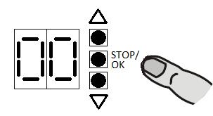 6 Menu Instellingen kunnen worden gemaakt door middel van een menu. Op de print bevinden zich rechts naast het display 3 drukknoppen te weten:, en stop/ok (zie afbeelding).