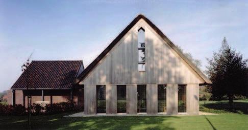 Architectuur: Hoofdvorm: - dient aan te sluiten bij de architectuur in de omgeving; - maximaal 1,5 hoog met een dak; - eenvoudige vorm; - sobere uitstraling.