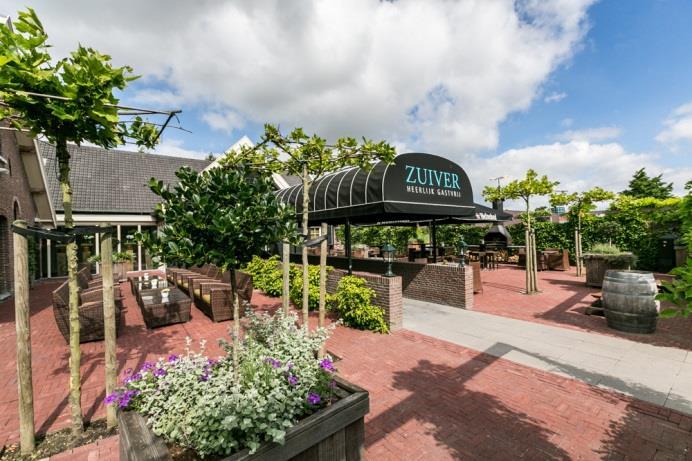 De terrassen zijn beide sfeervol aangekleed met meubilair en parasols.