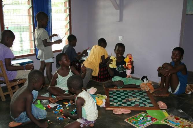 De projecten die Stichting Over grenzen voor Ghana de afgelopen jaren heeft kunnen uitvoeren, zijn onder meer de bouw van een aantal basisscholen, een kliniek en een kinderhuis en de aanleg van