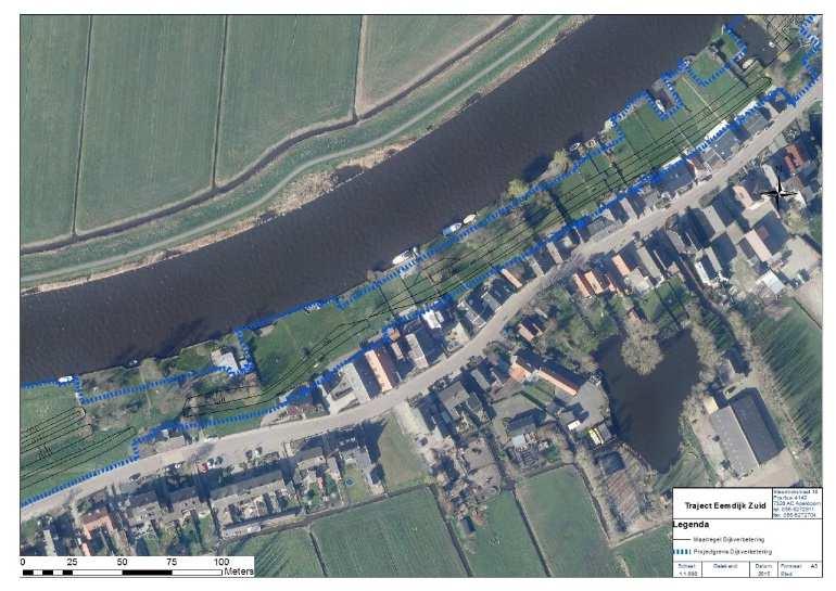 De dijk ligt vrijwel direct achter de huizen en de verhoging tast het fraaie uitzicht aan.