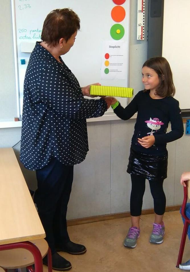 Groep 4 schoolweek zijn blauwe Ajaxsportbroekje(donkerblauw met lichtblauwe strepen aan de zijkant) kwijtgeraakt. Heeft uw kind per ongeluk een extra exemplaar meegenomen?