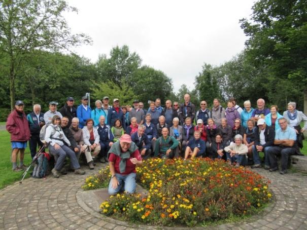 De wandeltocht startte voor alle afstanden vanuit de Vrije Basisschool De Zonnebloem richting Nederlandse Koewacht.