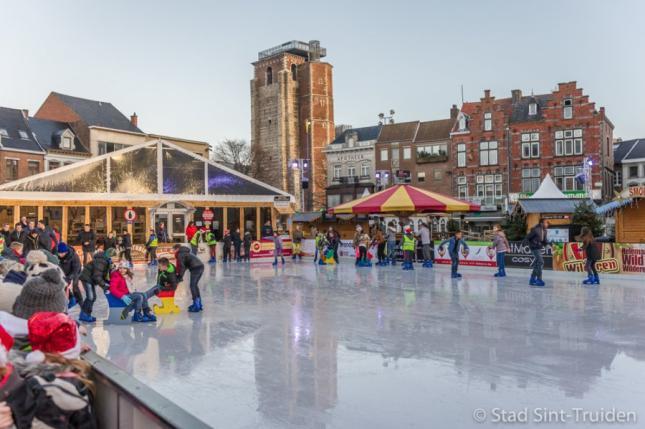 de abdijtoren, het stadspark, het Begijnhof en het Speelhof en genieten van de truiense kerstmarkt in het centrum. Sint-Truiden, dat is Trudo, de Frankische edelman die rond 650 een abdij bouwde.