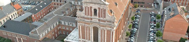 Het stadhuis is gebouwd in de 18e eeuw rond de middeleeuwse hal en haltoren of belfort. De toren herbergt een gerestaureerde beiaard met 50 klokken en staat op de lijst van UNESCO-wereld erfgoed.