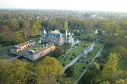 Introductieles kasteel Twickel informatie Kasteel Twickel (Foto1 Kasteel Twickel met Delden en omgeving vanuit de lucht) Hoe het begon Het stadje Delden, had in 1333 stadsrechten gekregen.