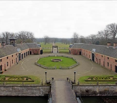 Een bouwhuis, ook neerhof of schathuis genoemd, is een voorgebouw van een groot huis zoals een kasteel, burcht of slot.