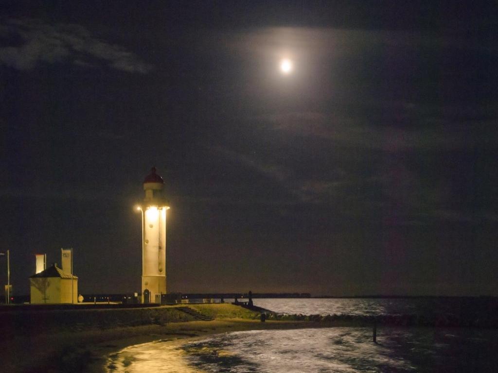 Een nachtfoto met de maan Standpunt 10 Bij toiletgebouw 18 min later Hogere ISO en lager belicht Golven