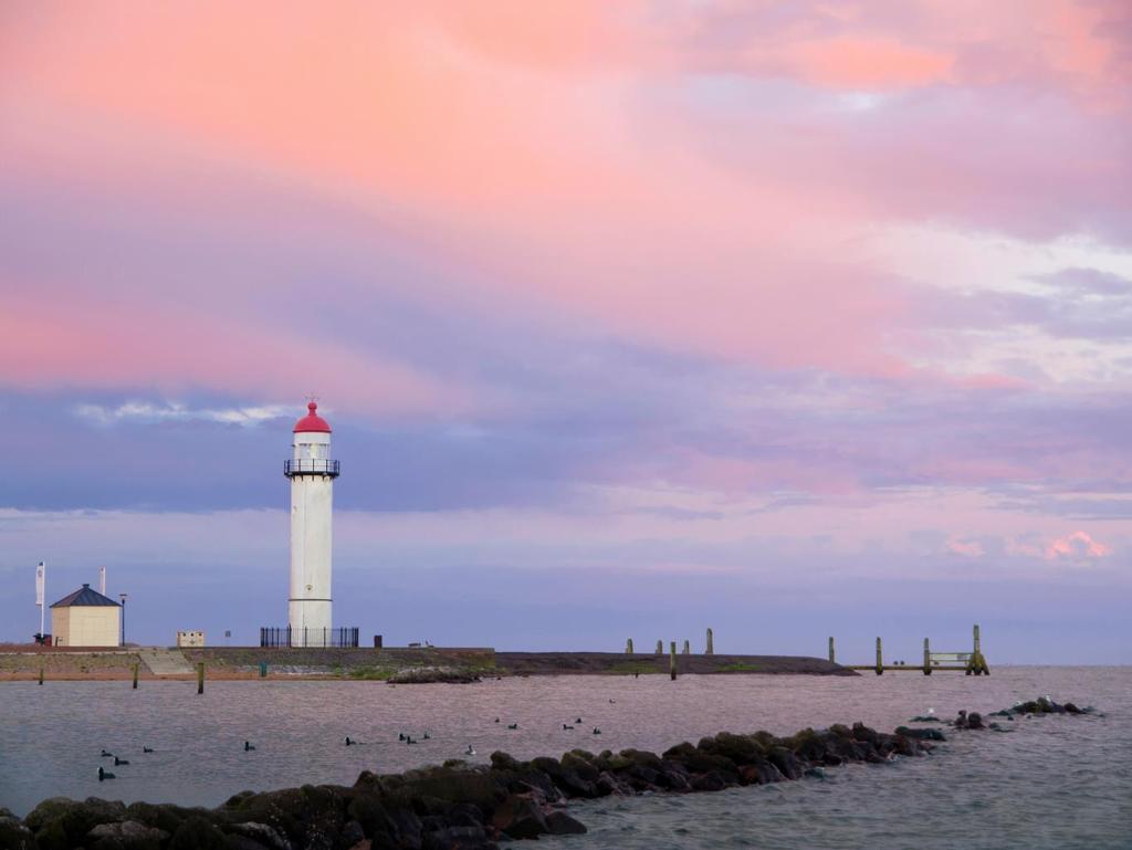 Wachten op bijzonder licht Standpunt 5 Vanaf de golfbreker 5 augustus Licht van de