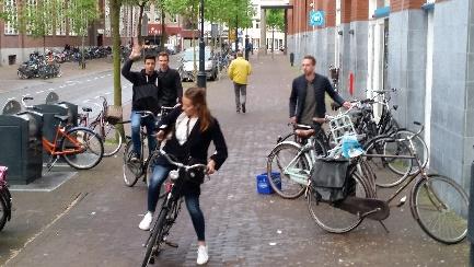 Hoop dat de ondergrondse stalling op het Boereplein er snel komt. Dan ook verbod plaatsen fietsen op het Hortusplein instellen en handhaven.