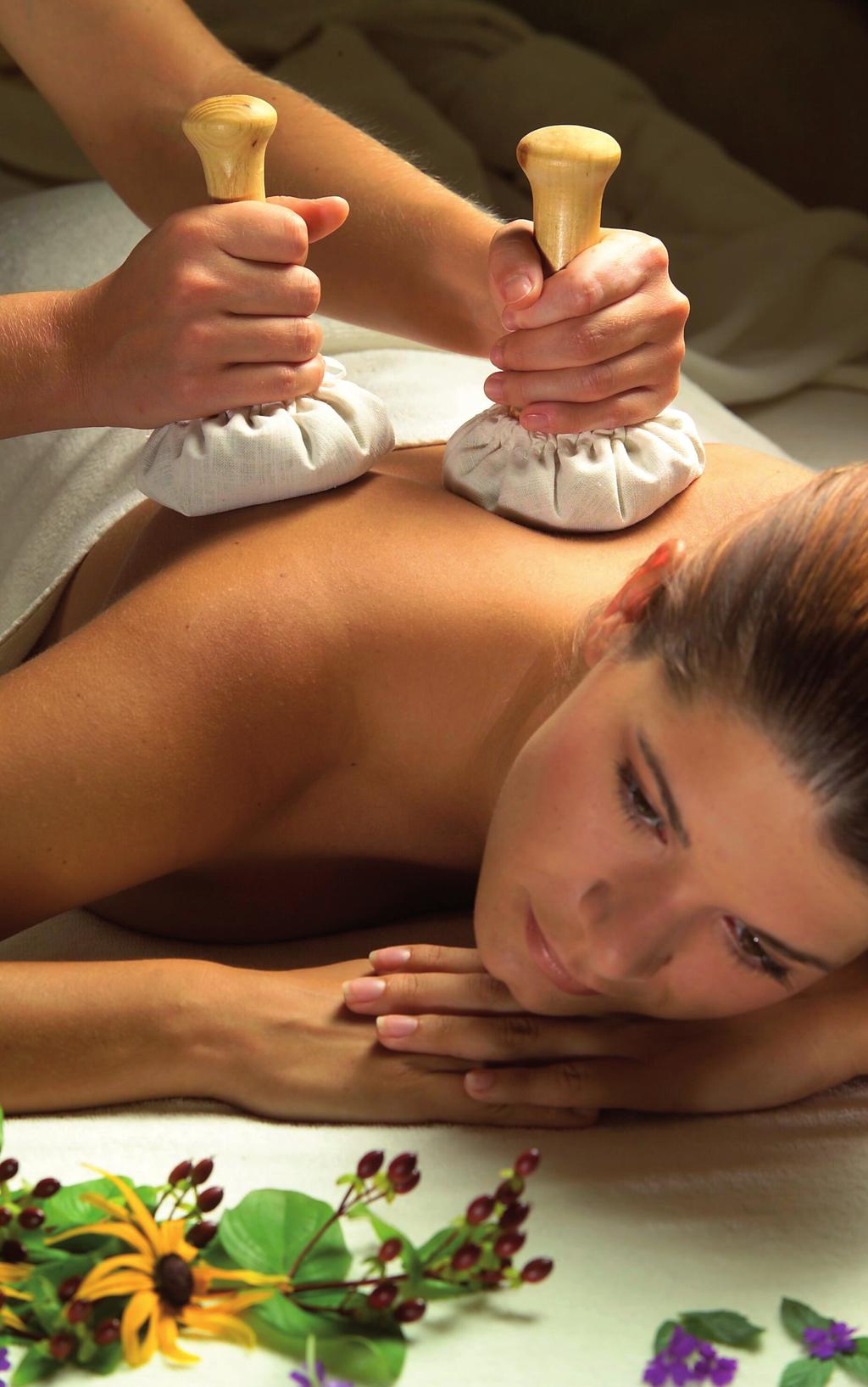 Rustgevende ontspanning Kruidenstempelmassage is een massage met warme kruidenbuiltjes. Deze bestaan zowel uit reinigende, activerende als ontspannende kruiden.