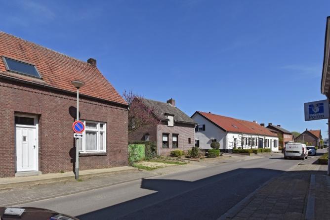 Rondom de boerderij De boerderij grenst met de linker gevel aan