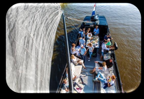 Aan de kade ligt het Fries skûtsje dan al klaar voor een mooie tocht over de Friese meren, inclusief een lekker schippersgarnituur en 2 drankjes per persoon.