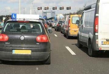 Vraag 110 U rijdt op de autosnelweg en ziet ver voor u een stilstaande file; wat is het meest