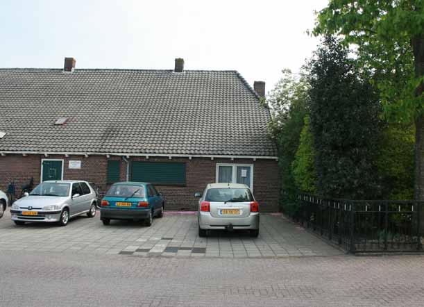 Hierdoor loopt de pastorietuin vanaf de Gemeenteweg door tot voorbij het verenigingsgebouw en worden het verenigingsgebouw en de pastoriewoning met elkaar verbonden.