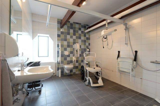 * In elk appartement 1 slaapkamer en 1 badkamer (met voldoende ruimte voor een douchebrancard) uitgevoerd met plafondtilliftsysteem met een los tilliftsysteem (flexibel in te