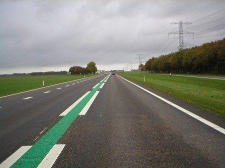 Stroomwegen SW) Stroomwegen zijn bedoeld voor een betrouwbare afwikkeling van relatief grote hoeveelheden verkeer met een hoge gemiddelde snelheid.