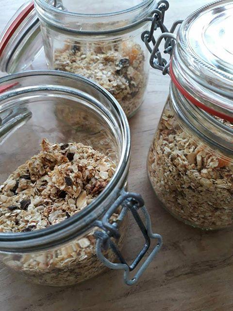 Zelfgemaakte granola Ingrediënten: - 400 g havervlokken - 100 g gemengde ongezouten noten (hazelnoten, pecannoten, ), in grove stukken - 4 el sesamzaad - 4 el amandelschilfers - 2 el gedroogde