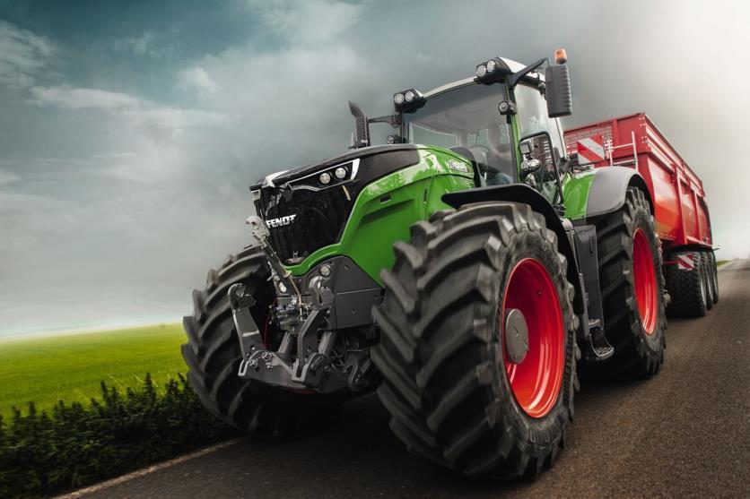 blz. : 1 / 1 Nieuws 2017: Fendt vlaggenschip barst van de nieuwe techniek Sinds de eerste introductie op een Beiers kasteel in juli 2014 worden dit jaar de eerste Fendt 1000 serie tracktoren