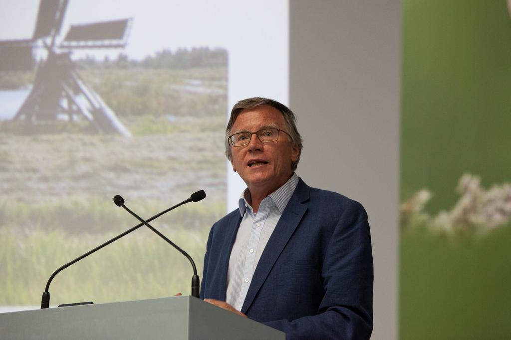 Alom zichtbaar zijn resultaten van dynamische natuurlijke processen, zoals zeestromingen, kleiafzettingen, veenvorming en het weer verdwijnen van eerder gevormd land in water.