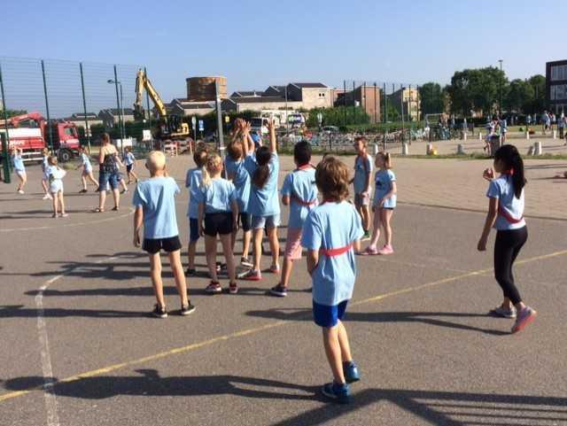 Sportdag groep 5, 6 en 7 Op woensdag 6 juni hebben de groepen 5, 6 en 7 van een zonnige sportdag genoten! Op het schoolplein stonden verschillende spellen uitgezet.