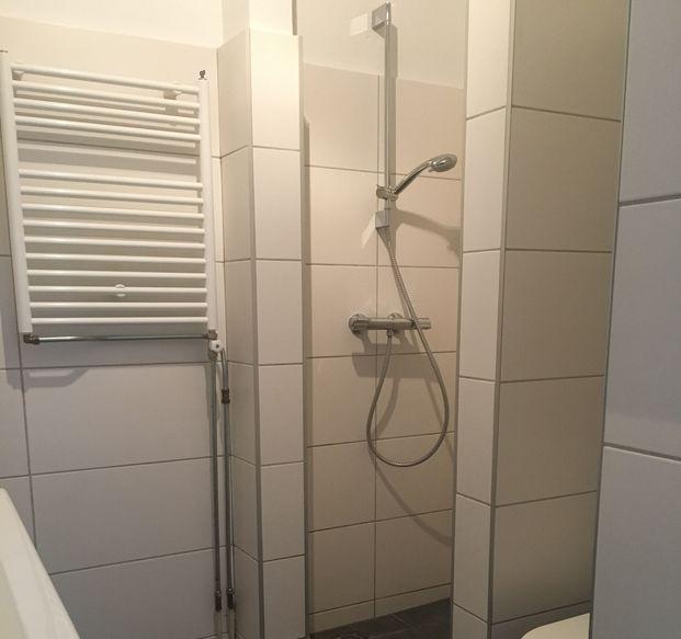 5 onlinemakelaarsdiensten.nl LIGGING & INDELING Verder vindt u in het appartement een nieuwe (2014) badkamer met een douche, toilet en wastafel en wasmeubel.