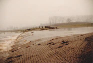 Figuur: 6.5 In 1984 hadden grote delen van de Achterhoek met wateroverlast te kampen. De Boven Slinge stroomde over de overlaat en het reductiereservoir bij Bredevoort liep onder water.